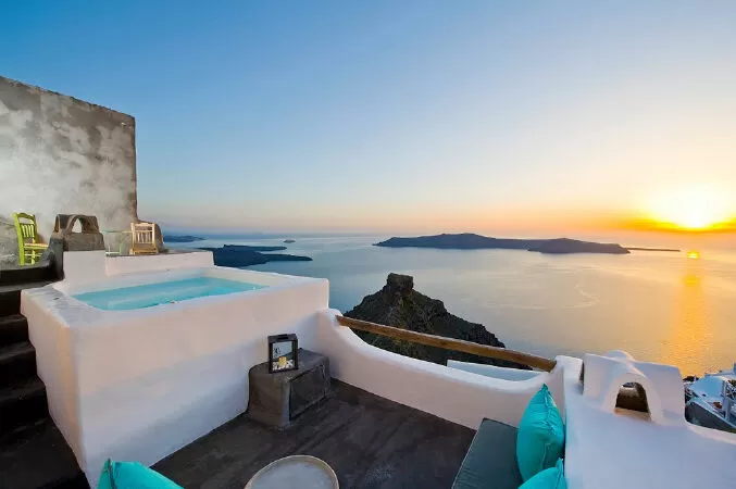 Ngâm mình trong bể sục ở Santorini