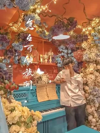Ngôi nhà màu hồng và chiếc xe màu xanh