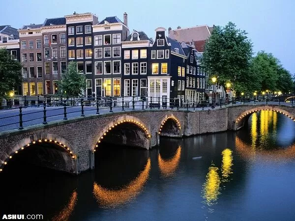 Riêng Amsterdam có hơn 1.200 cây cầu