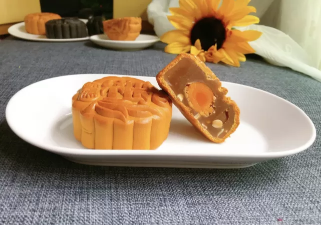 Bánh trung thu nhân sen trắng trứng muối