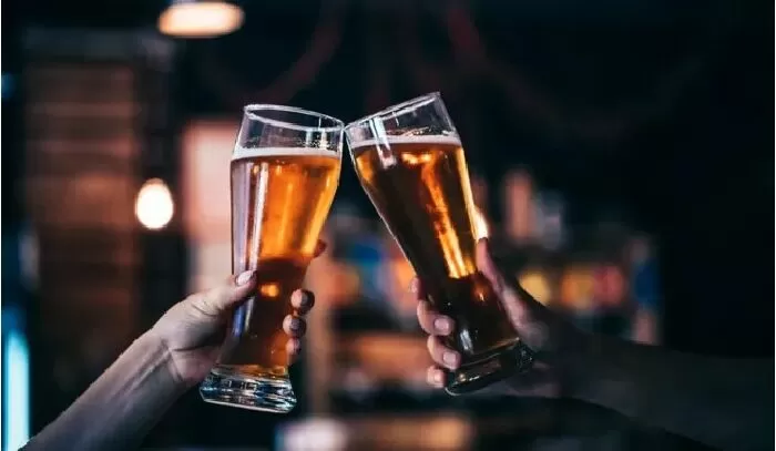 Chấp nhận thức ăn và đồ uống từ người lạ