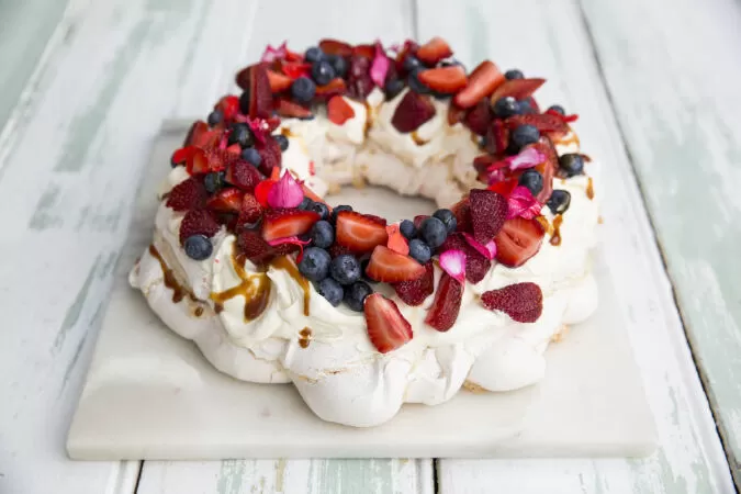 Bánh xốp phủ kem và trái cây (Pavlova)