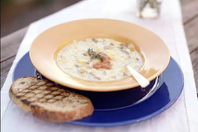 Súp chowder ngô với thịt xông khói