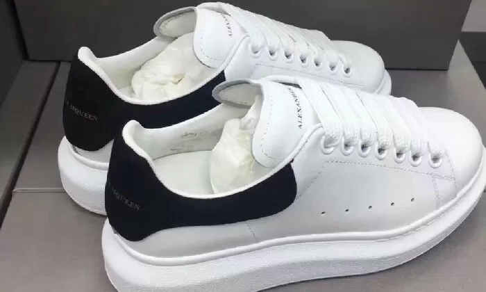 McQueen trắng gót đen