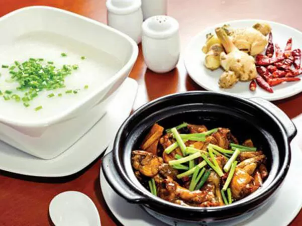 Cháo ếch vỉa hè Cách Mạng Tháng Tám