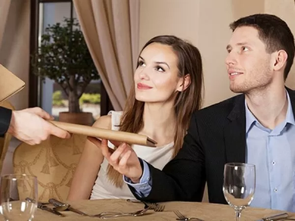 Chàng trai thích bạn sẽ không ngại thanh toán hóa đơn giúp bạn