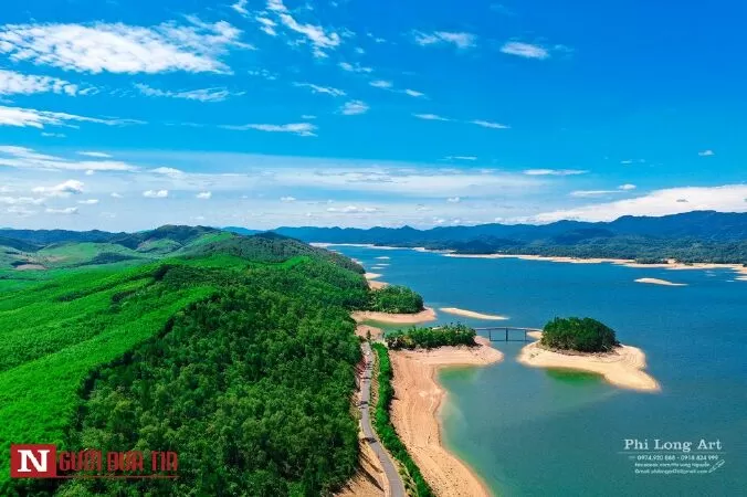 Người đi xây hồ kẻ gỗ
