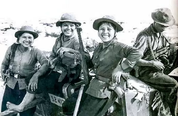 Cô gái Sài Gòn đi tải đạn