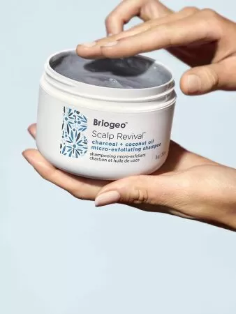 Sản phẩm điều trị rụng tóc tốt nhất: Dầu gội phục hồi da đầu tẩy tế bào chết Briogeo từ than và dầu dừa