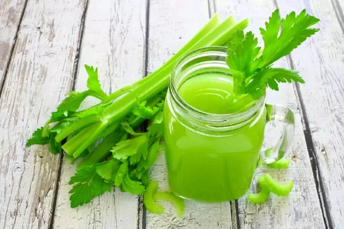 Nước ép rau cần tây có công dụng ngăn chặn gia tăng mỡ trong máu