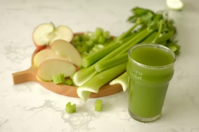 Nước ép rau cần tây có công dụng giảm cholesterol