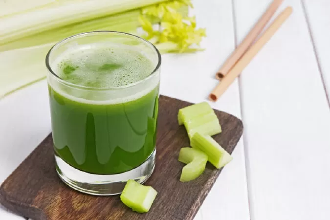 Nước ép rau cần tây có công dụng ngăn ngừa các tổn thương da