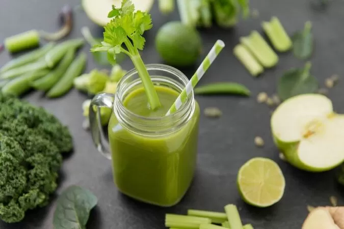 Nước ép rau cần tây có công dụng cải thiện thị lực