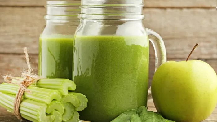 Cách làm nước ép cần tây với táo và thơm