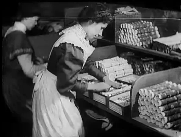 Making Christmas Crackers (1910) (Làm bánh quy giòn Giáng sinh)