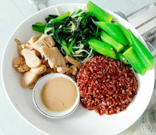 Nửa chén cơm gạo lứt + 200 g thịt gà luộc + salad bắp cải và cà rốt tươi