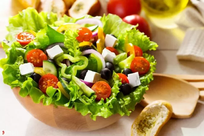 100gr rau xanh luộc + 1 đĩa salad dưa chuột và cà chua.