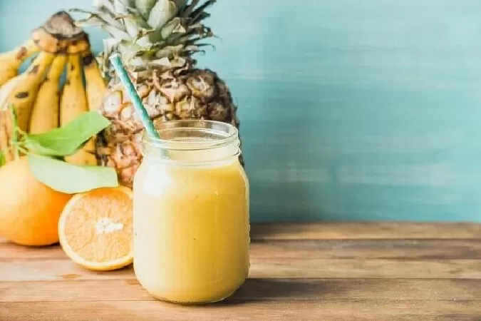 1 ly nước mật ong ấm + 1 quả chuối + nửa quả lê + một ít dứa