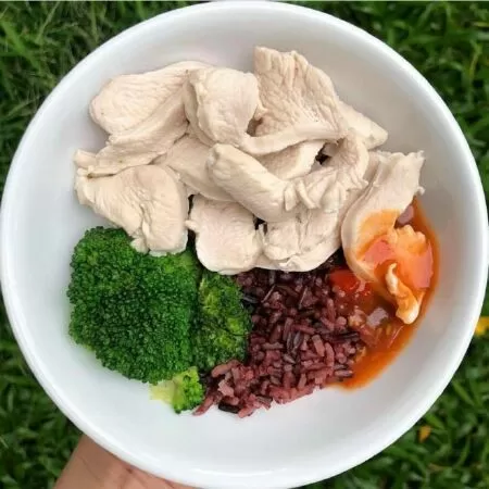 Gạo lứt + rau củ luộc + thịt gà