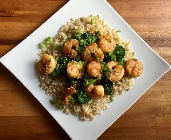 Gạo lứt + tôm luộc + rau
