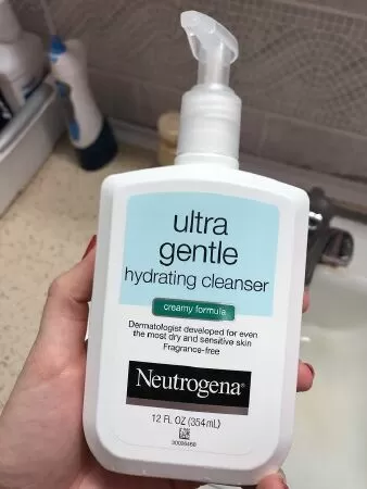 Mỹ phẩm tốt nhất giúp se khít lỗ chân lông: Sữa rửa mặt hằng ngày Neutrogena Ultra Gentle Hydrating Cleanser