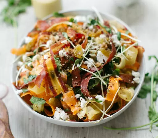 Thực đơn detox ngon nhất vào bữa tối: Salad ruy băng cà rốt kiểu Ma rốc với xốt cam-tahini