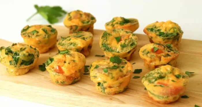 Thực đơn ăn nhẹ keto ngon nhất: Mini frittata (Bánh xốp trứng nướng)