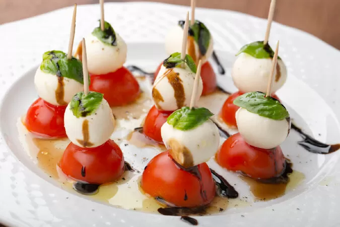 Thực đơn ăn nhẹ keto ngon nhất: Salad Caprese xiên