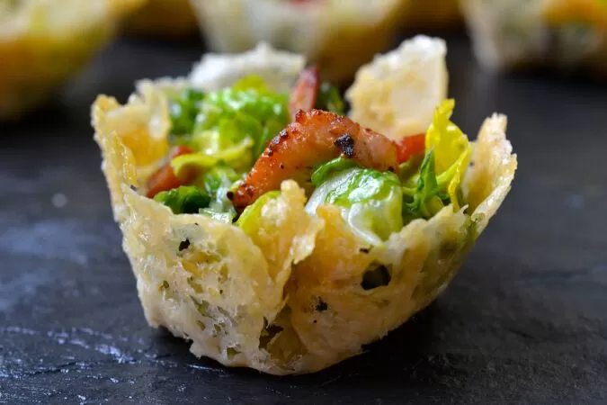 Thực đơn ăn nhẹ keto ngon nhất: Salad Caesar mini