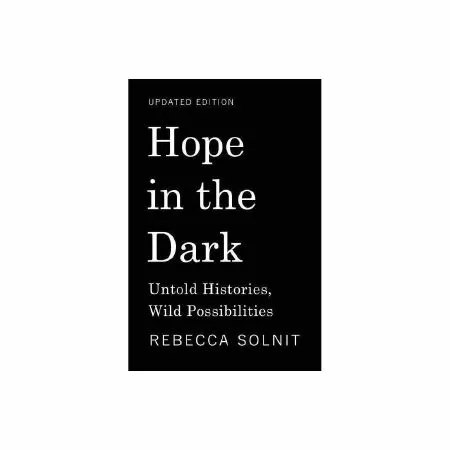Cuốn sách Hope in the Dark / Hi vọng trong bóng tối của Rebecca Solnit