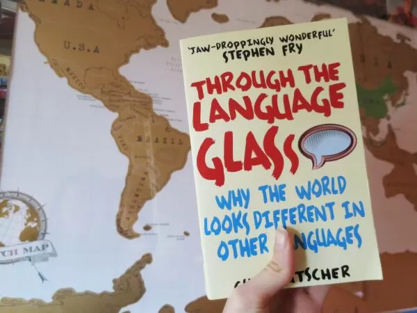 Cuốn sách Through the Language Glass: Why The World Looks Different In Other Languages viết bởi Guy Deutscher / Qua lăng kính ngôn ngữ: Tại sao thế giới trông khác lạ với nhiều ngôn ngữ