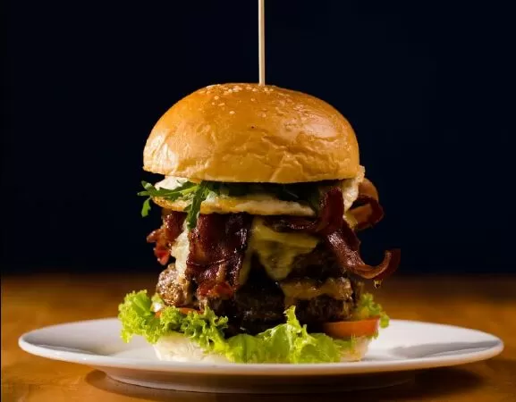 Địa điểm bán hamburger ngon nhất TpHCM: Lush Burger