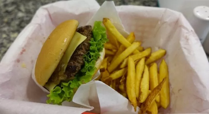 Địa điểm bán hamburger ngon nhất TpHCM: Chuck’s Burgers Pasteur