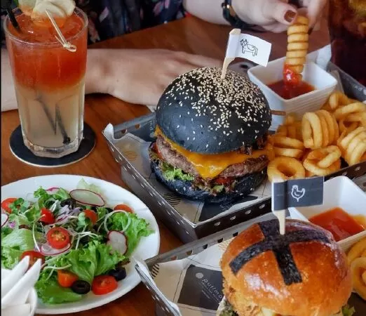 Địa điểm bán hamburger ngon nhất TpHCM: Urbane Lounge