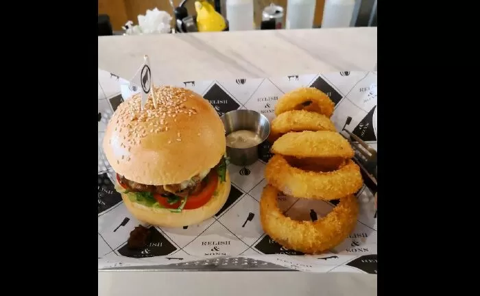 Địa điểm bán hamburger ngon nhất TpHCM: Relish & Sons