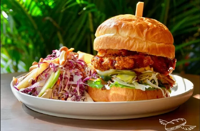 Địa điểm bán hamburger ngon nhất TpHCM: Journeys Sandwich Cafe