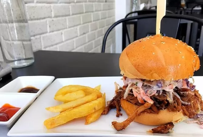 Địa điểm bán hamburger ngon nhất TpHCM: Hungry Bunny