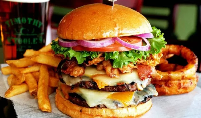 Địa điểm bán hamburger ngon nhất TpHCM: Con Bò Mập