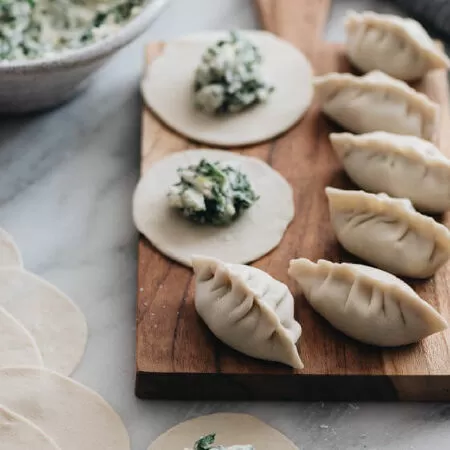 Công thức bánh bao kiểu Hoa ngon nhất: Há cảo kiểu Nepal với cải bó xôi và phô mai ricotta