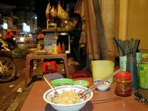 Hủ tiếu lề đường