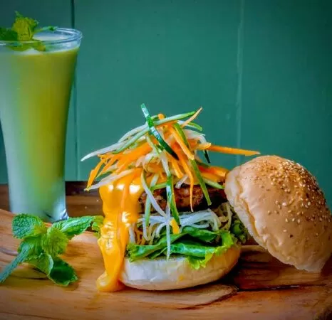 Địa điểm bán hamburger ngon nhất Hà Nội: Bún Chả Burger