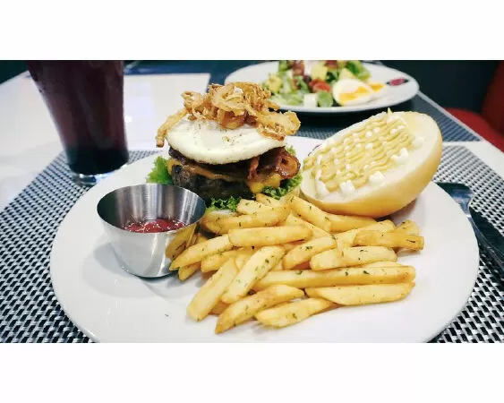 Địa điểm bán hamburger ngon nhất Hà Nội: S&L's Diner Bảo Khánh