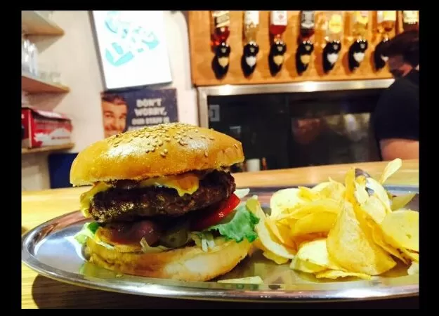 Địa điểm bán hamburger ngon nhất Hà Nội: Tracy's Pub and Grill