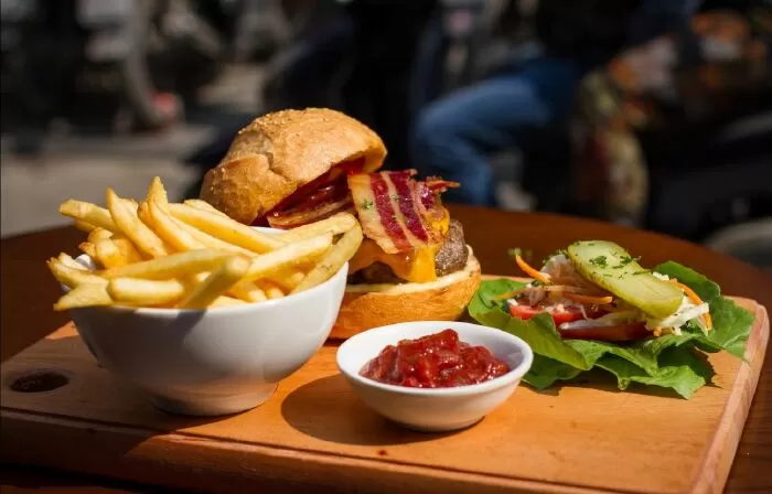 Địa điểm bán hamburger ngon nhất Hà Nội: The Moose & Roo Pub & Grill