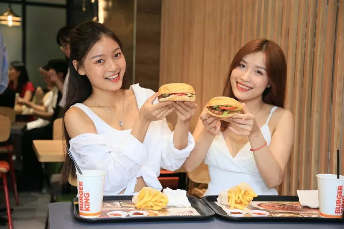Địa điểm bán hamburger ngon nhất Hà Nội: Burger King Trung Hòa