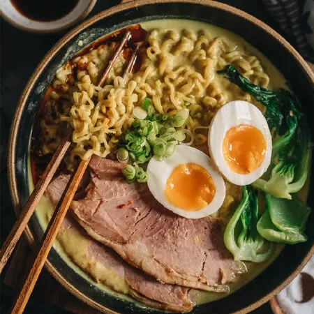 Công thức nấu mì kiểu Á ngon nhất: Ramen cà ri và giăm bông