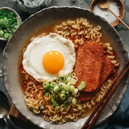 Công thức nấu mì kiểu Á ngon nhất: Ramen thịt hộp spam