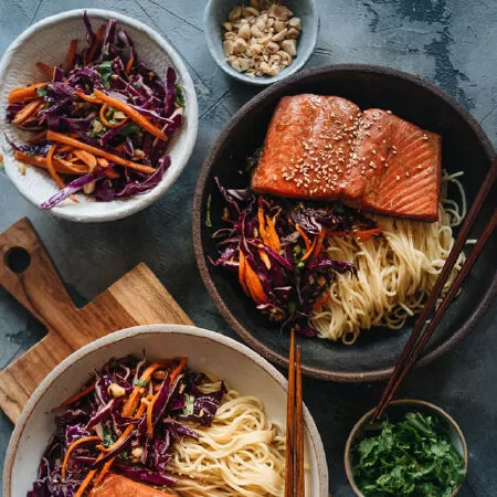 Công thức nấu mì kiểu Á ngon nhất: Mì cá hồi với salad trộn