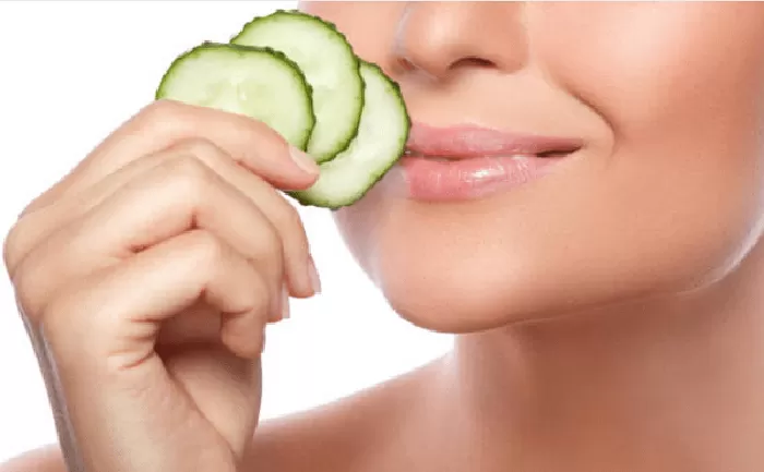 Trị khô môi bằng dưa chuột