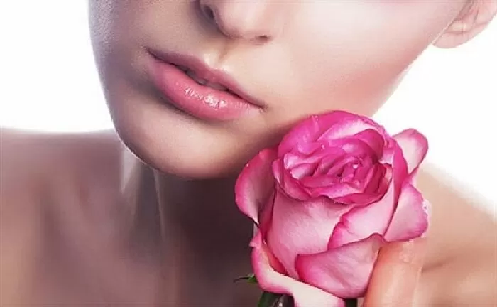 Trị khô môi bằng hoa hồng